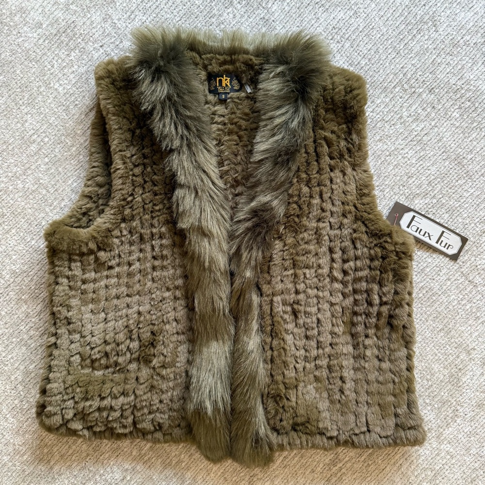 Metric Knits Faux Fur Vest Womens Small‎ Olive Green NWT Textured Fur